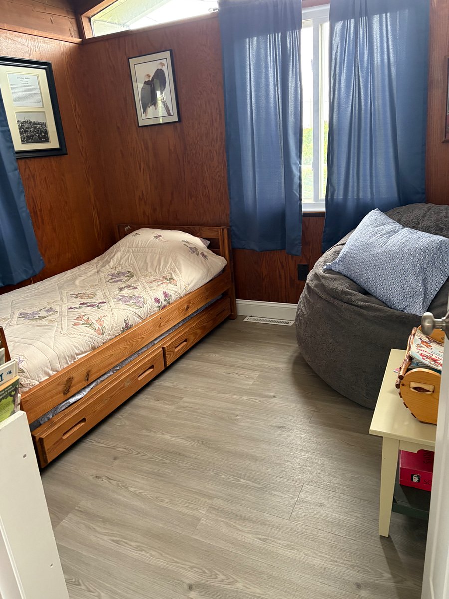2 twin beds ( trundle below twin)