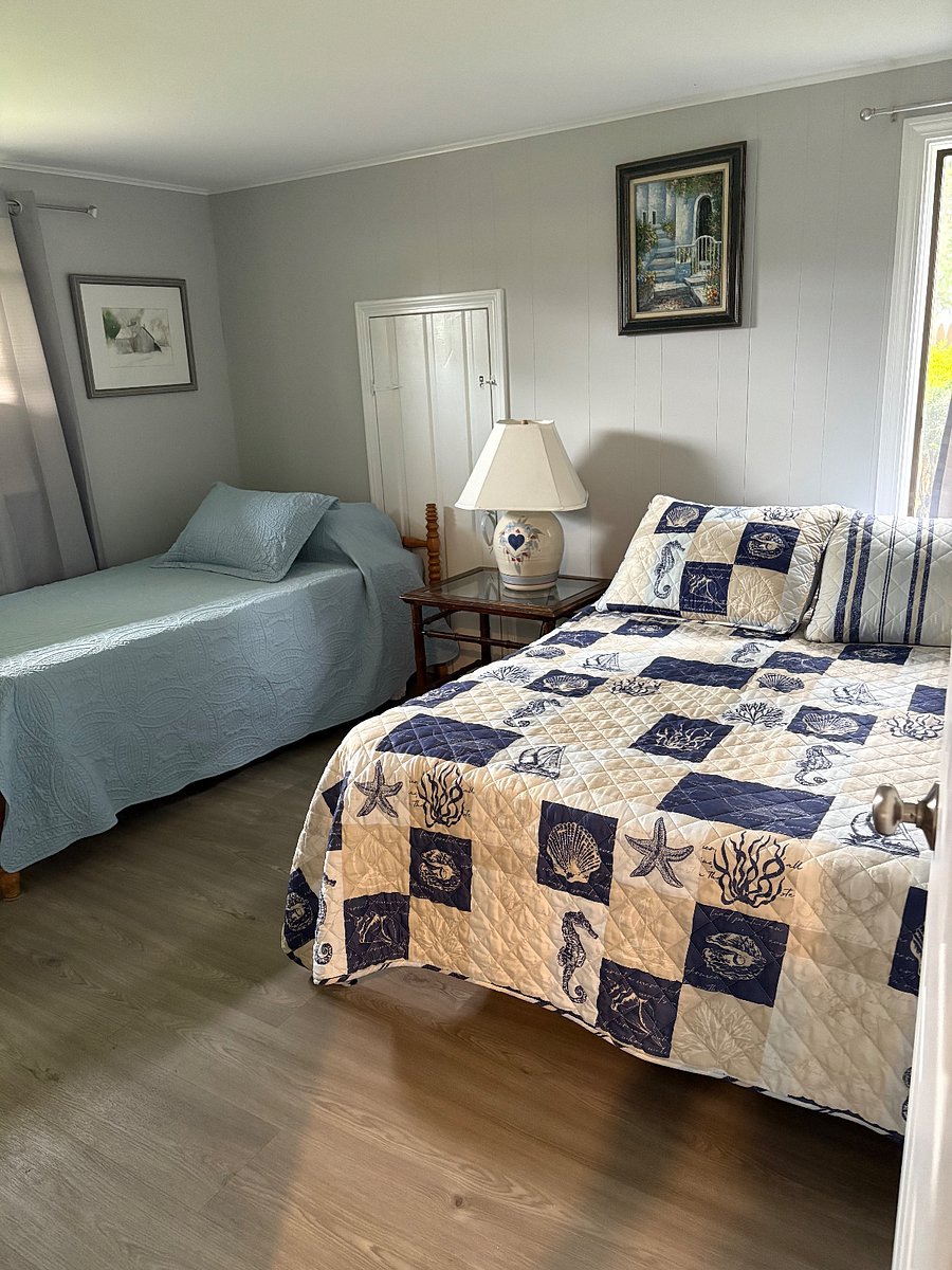 1 full bed and 1 twin bed