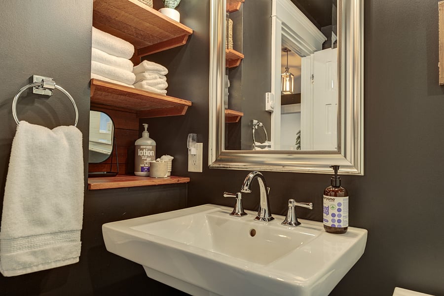 Full bath with shelving for your personal items.