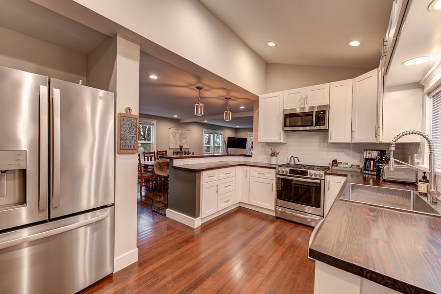 Spacious u-shaped kitchen. Soft close cabinet doors and drawers. Gas cooktop/electric oven, stainless steel appliances.