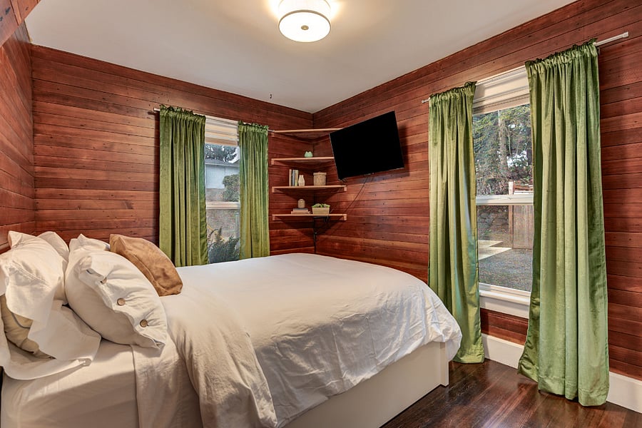 Second bedroom with TV, queen size bed.