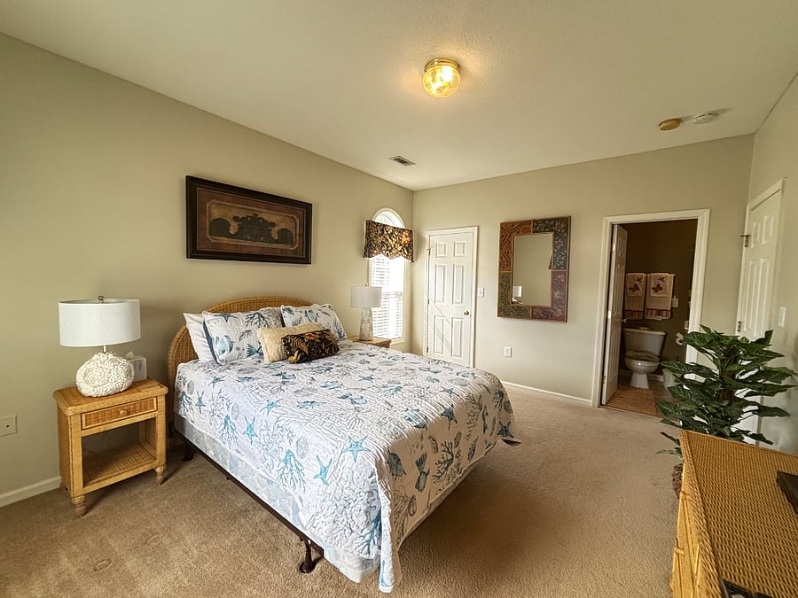 Bedroom 1 - queen size bed - TV - walk in closet