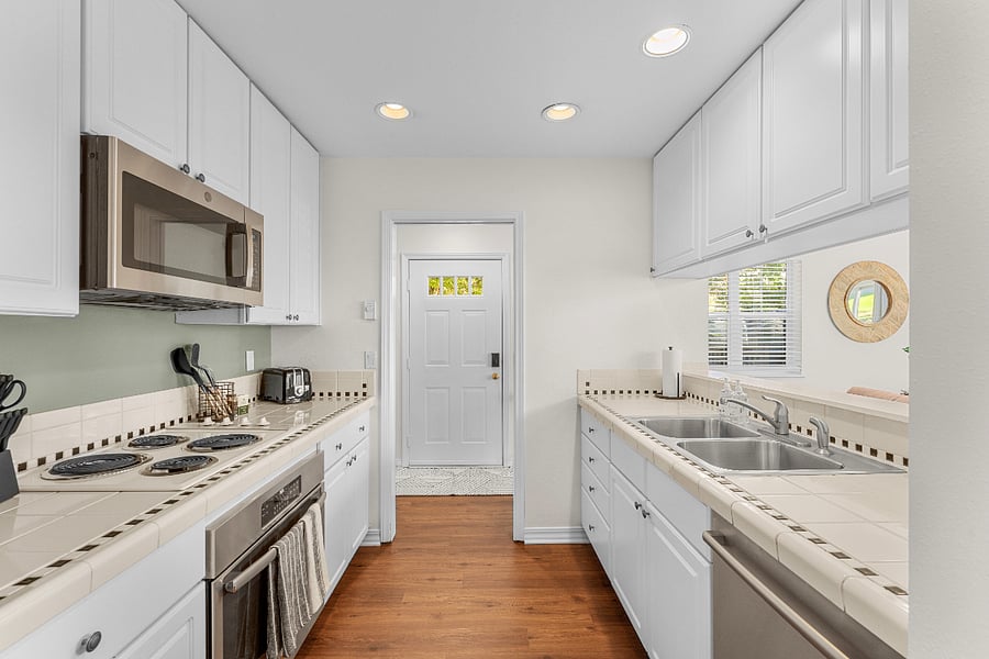 Kitchen just inside the front door great layout for easy grocery unloading.