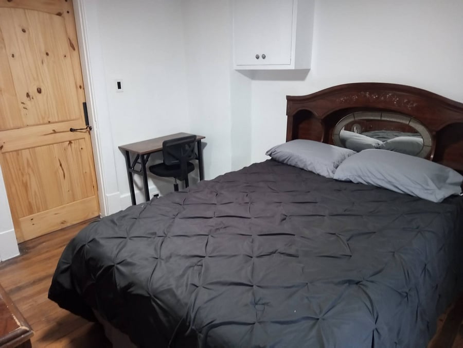 Queen bed $1,355