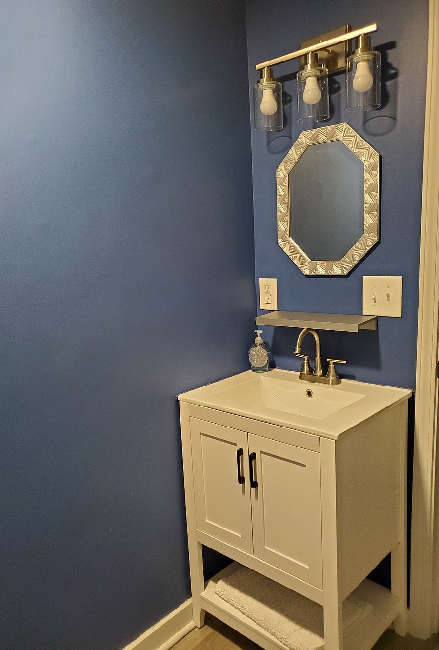 Hall bath shared with RM 1 & 2