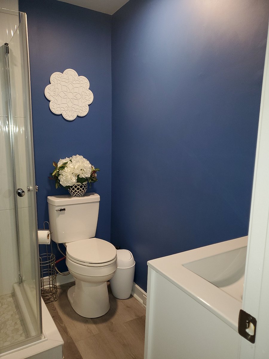 Hall bath shared with RM 1 & 2