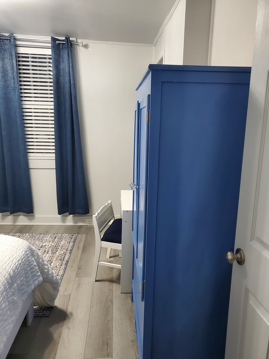 RM 3 - Primary Bedroom Queen bed w/ Private Bathroom
Optional add for additional monthly rate. Contact the host for details