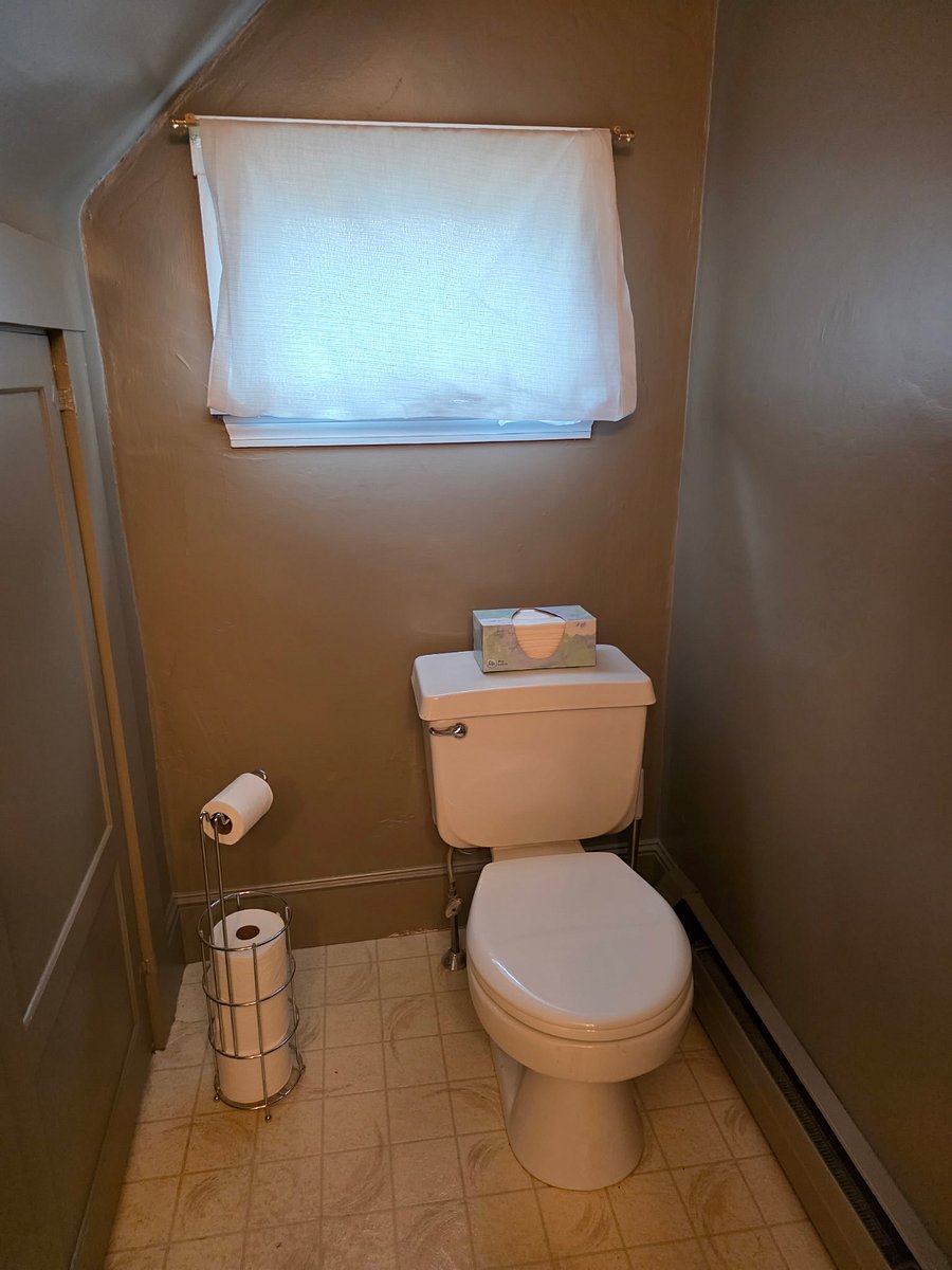 Bathroom (Upstairs)