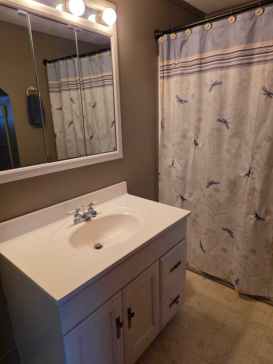 Bathroom (Upstairs)