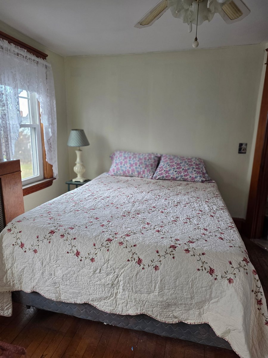 Primary Bedroom (Queen)