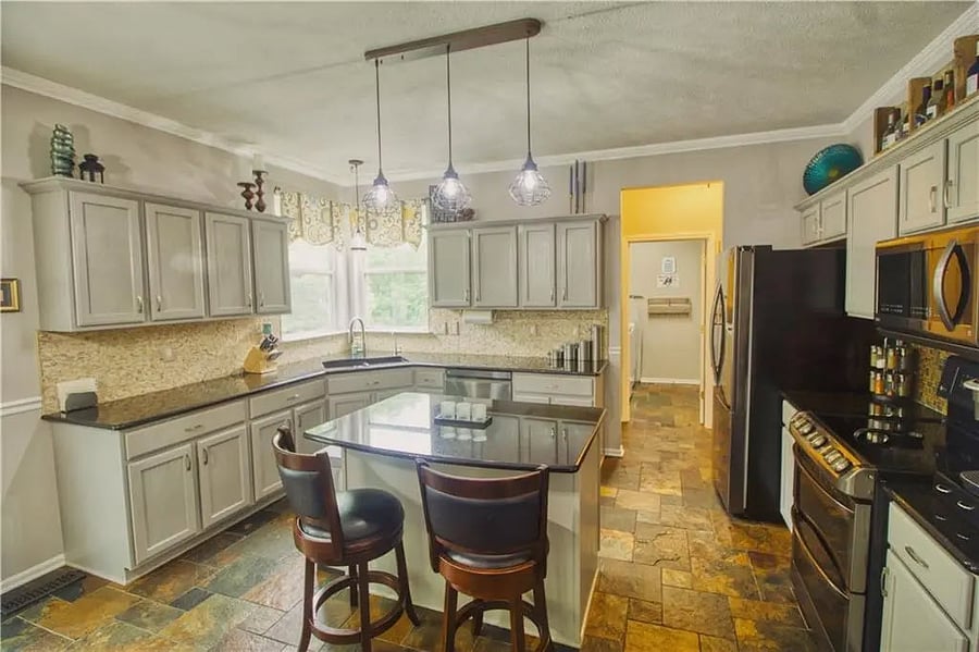 Fully equipped kitchen.