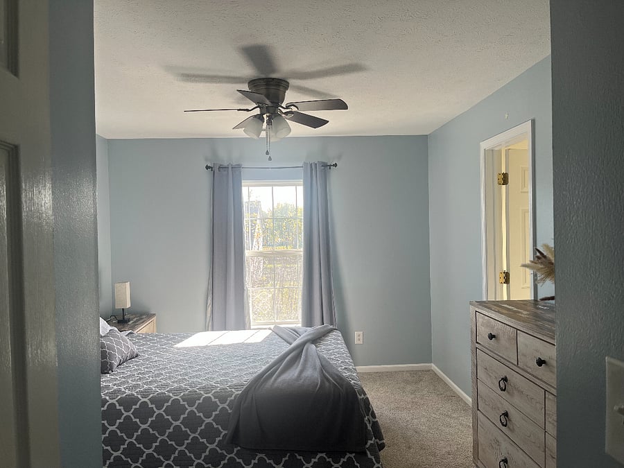 Spacious private bedroom w/ queen size bed.