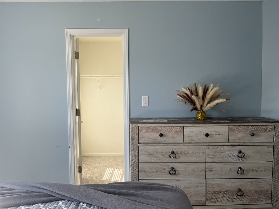 Spacious private bedroom w/ queen size bed.