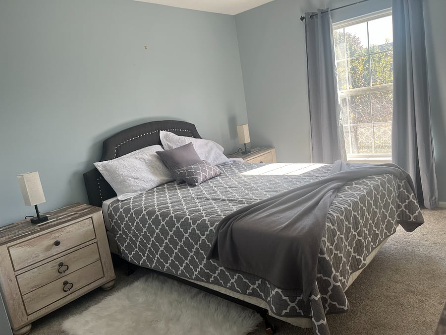 Spacious private bedroom w/ queen size bed.