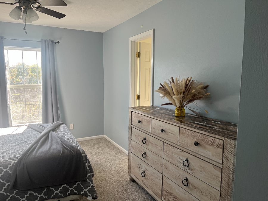 Spacious private bedroom w/ queen size bed.