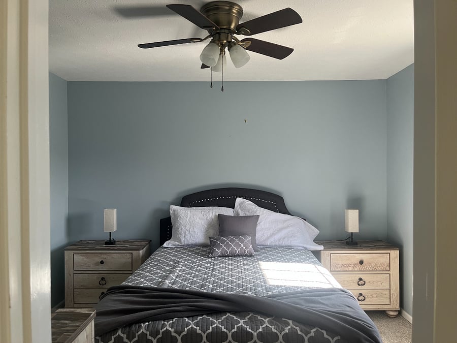 Spacious private bedroom w/ queen size bed.