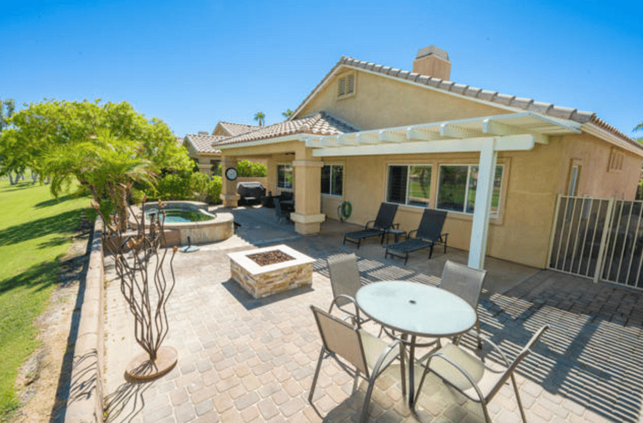 Hot tub spa/mini pool, firepit and BBQ