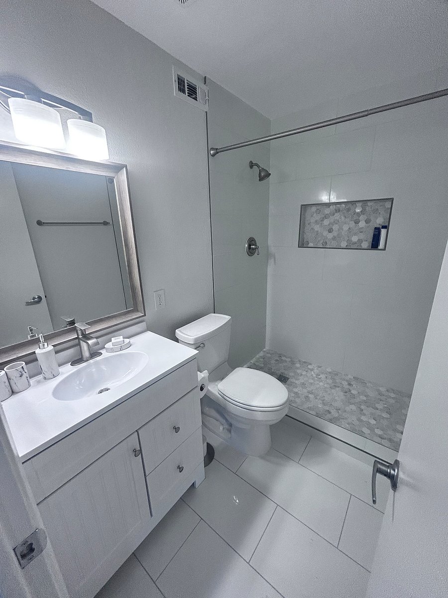 MASTER BATH - WALK-IN SHOWER HALL