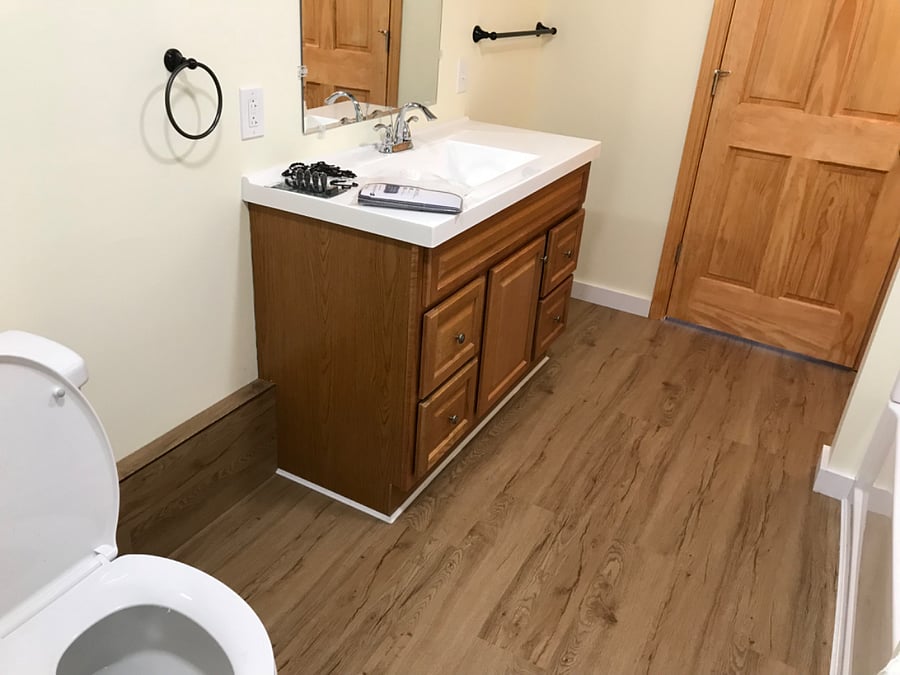 Large bathroom w/washer dryer.