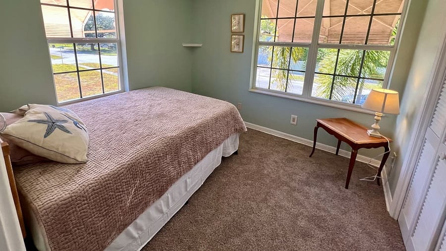 Queenn Bed with large walk in closet space