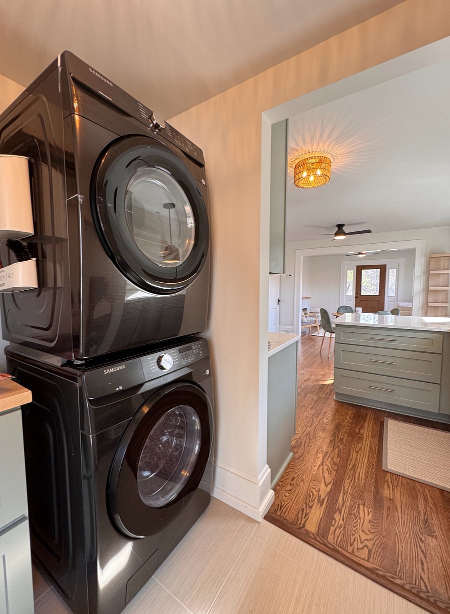 Full sized W/D in mud room / back entry
