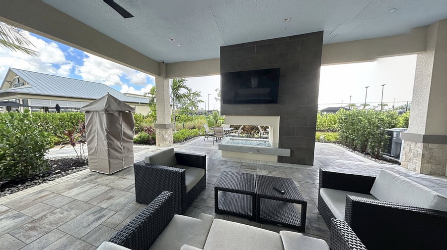 Covered TV near the Pool - to watch the gave when - everyone is at the pool