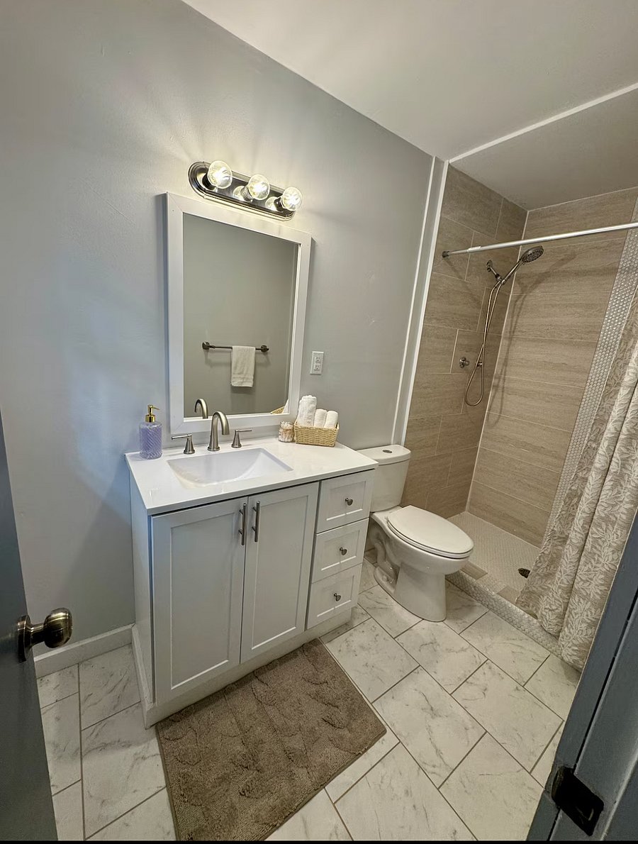Primary en suite bathroom