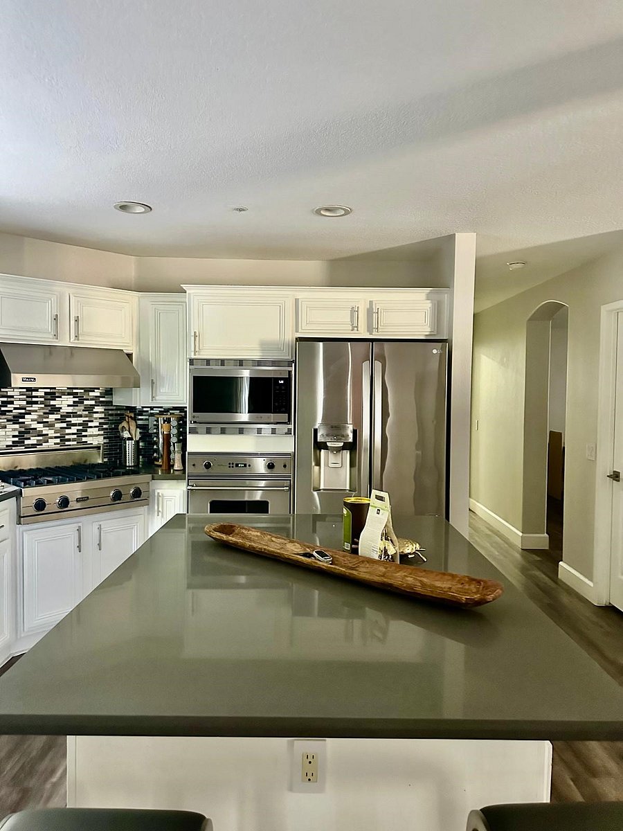Island breakfast area in Kitchen