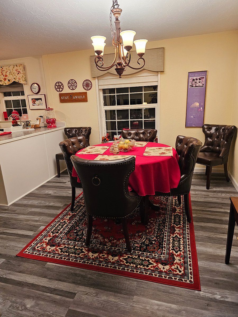 Dining room seats 6 guests.