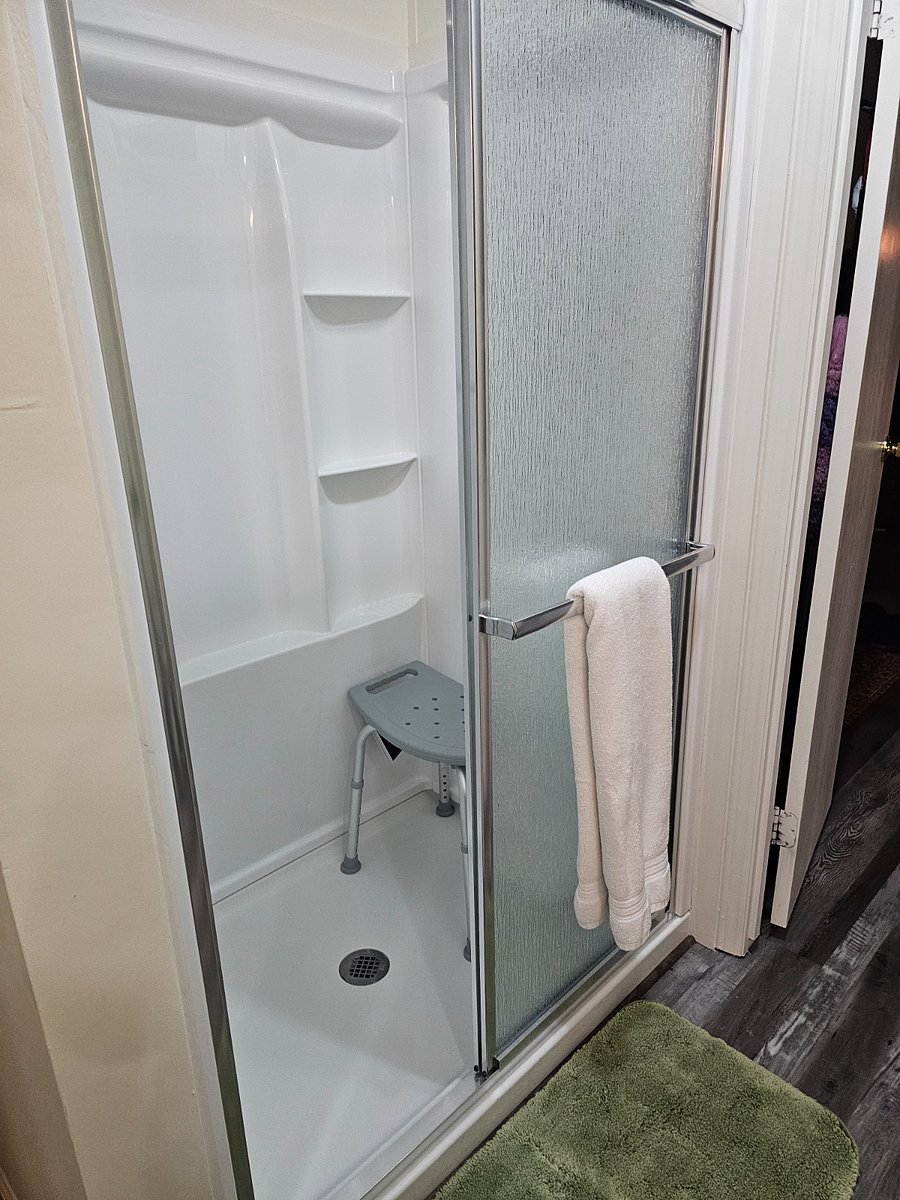 4'walk in shower.
Shower chair 