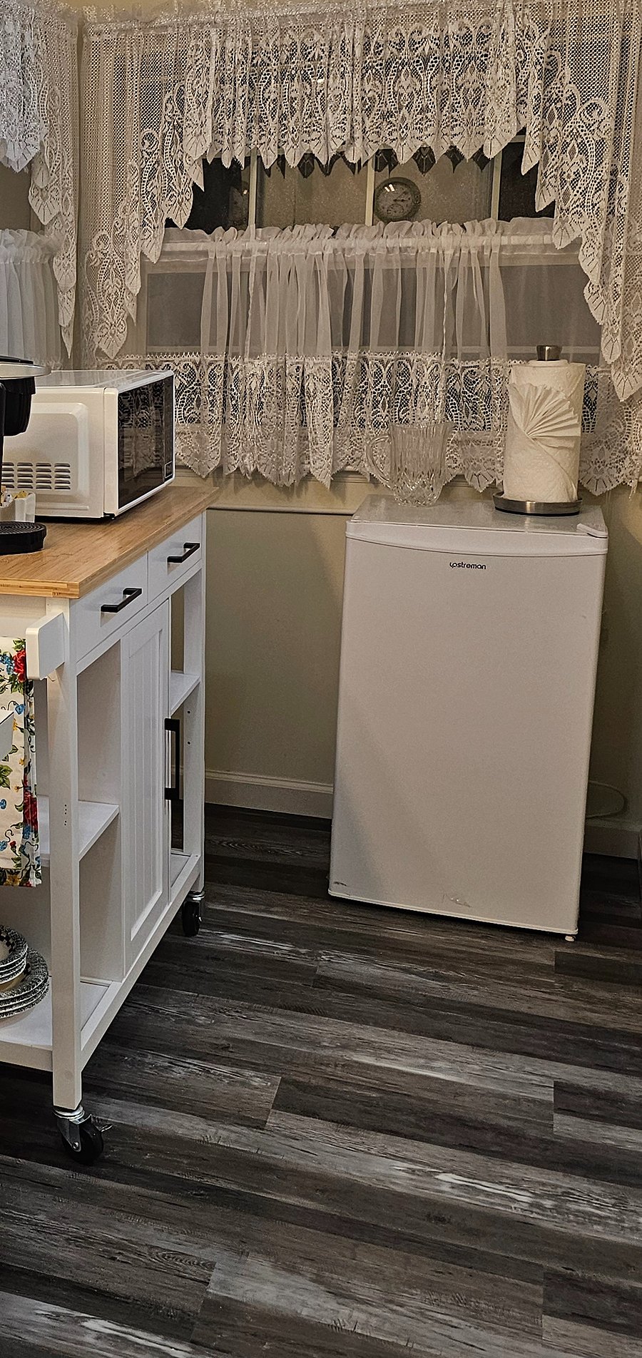 Refrigerator w/freezer.
Space in the main refrigerator and freezer are available.