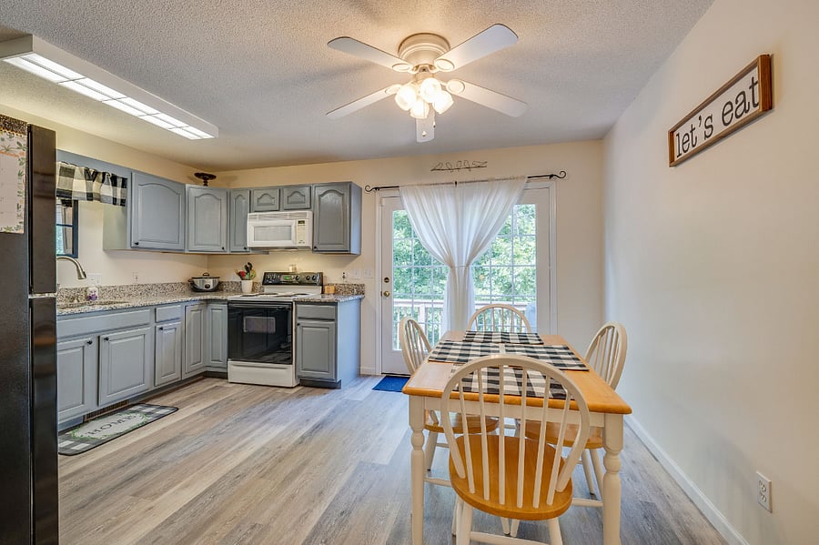 Eat-In Kitchen