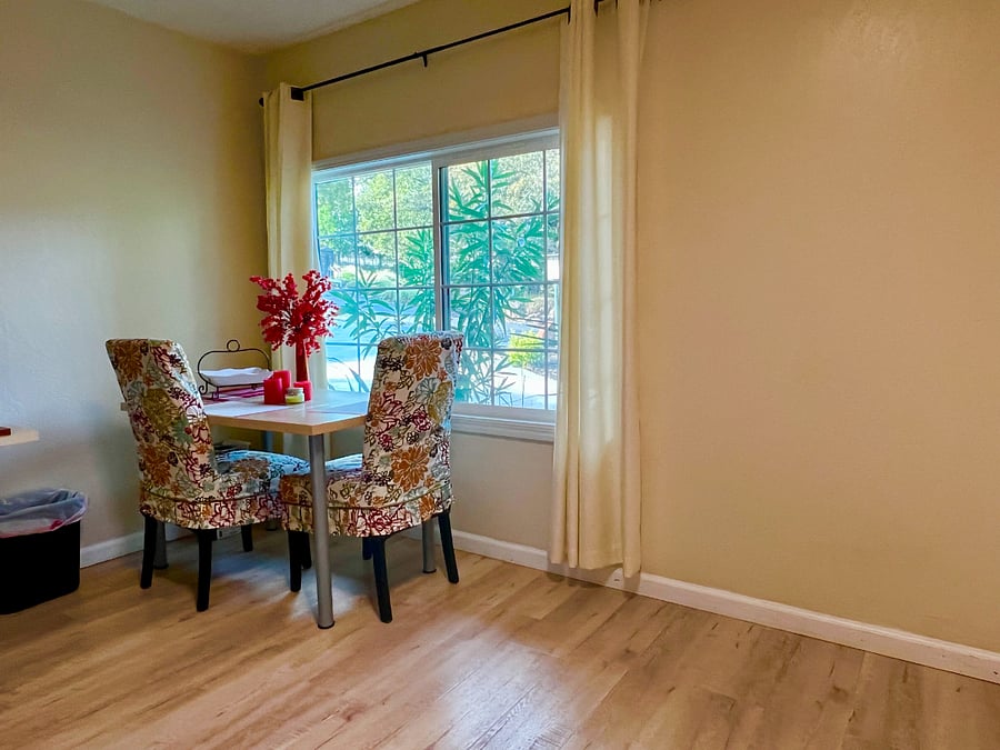 Kitchen sitting area