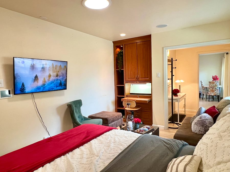 Queen bed, Smart Tv. 