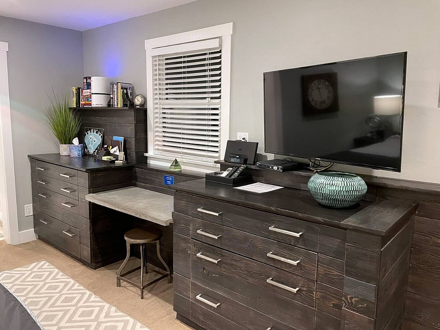 Workspace / Desk Area with strong super fast WiFi