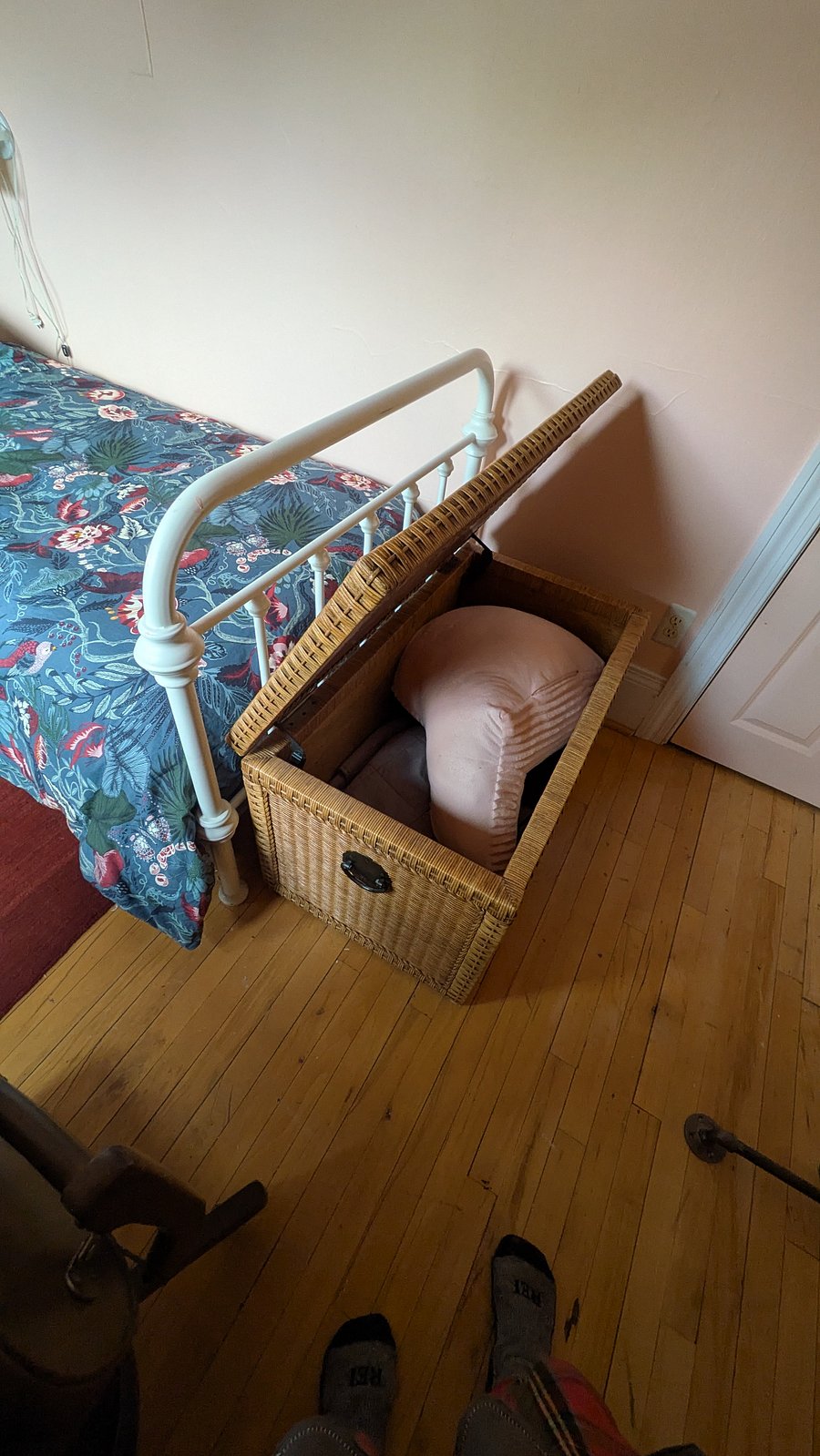 Storage chest w bed chair, weighted blanket & electric heated blanket