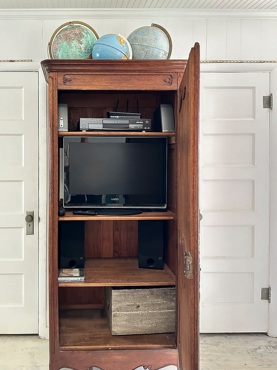 Antique media cabinet with Bose speakers, lightening fast WiFi set up, and Smart TV / Roku available to use your login.