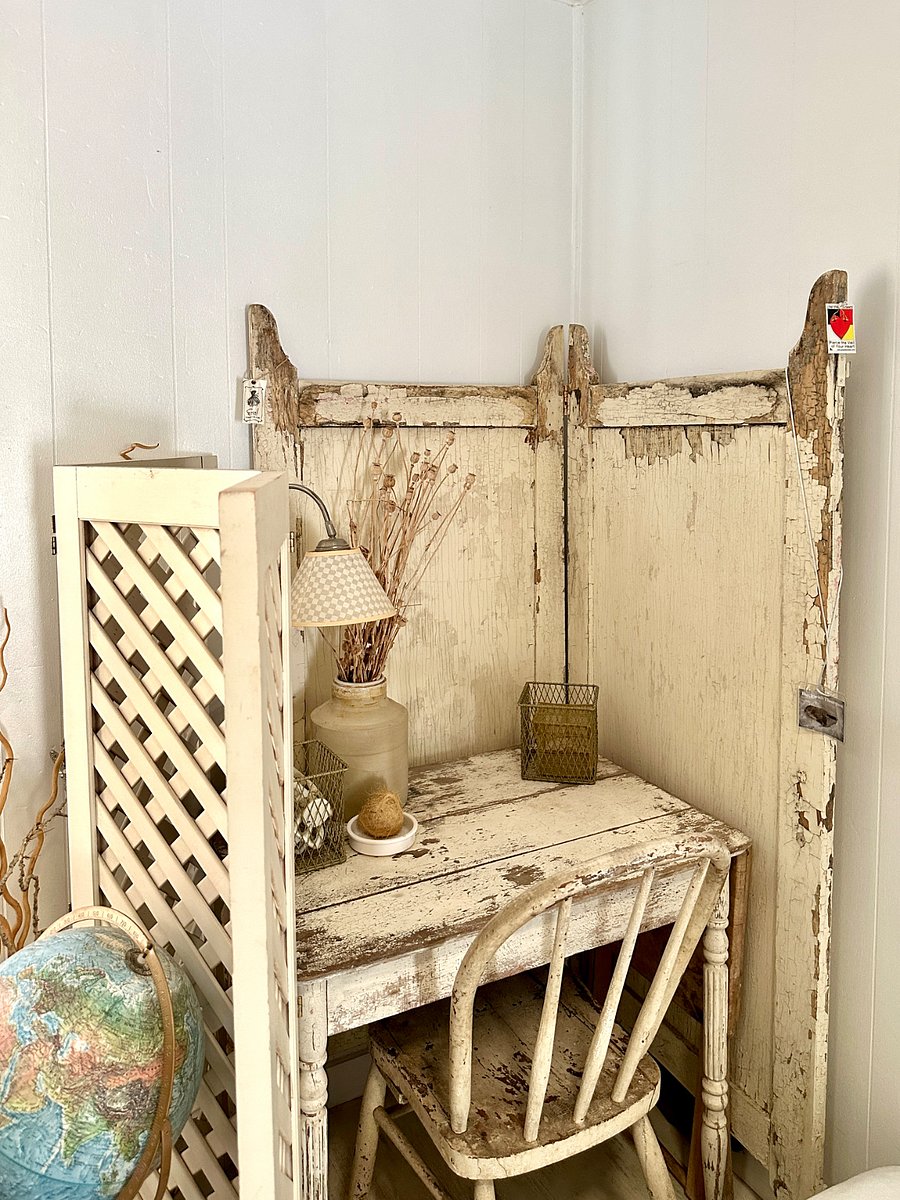 Small office space in the front room, in the corner behind the reclining chair. Can switch it with the recliner for a view out the front window.