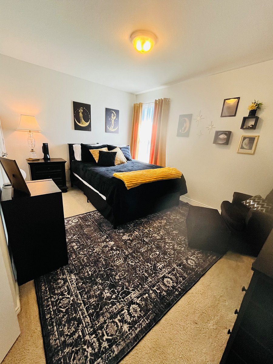 Queen size bedroom with room darkening drapes