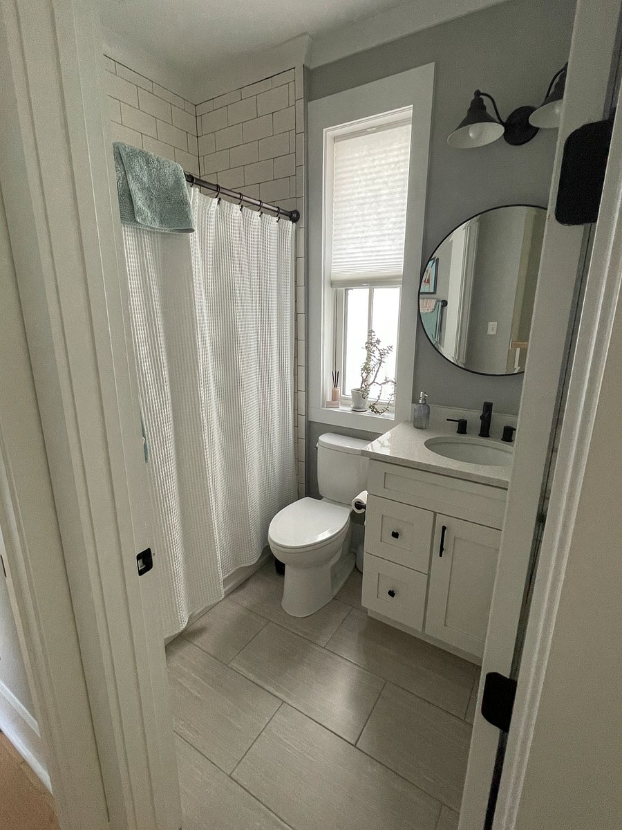 Full bath next to guest bedroom