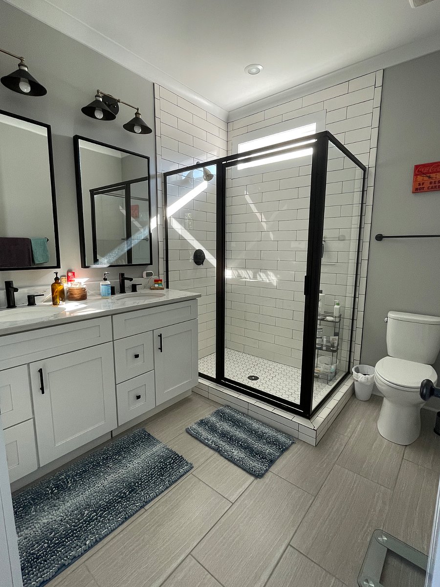Full bathroom in main bedroom