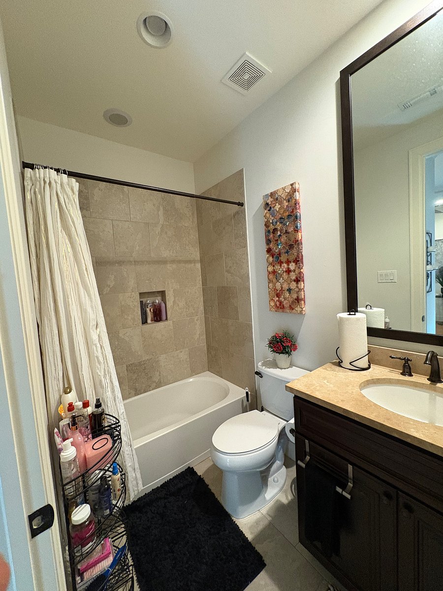 Private en-suite full bathroom on first floor.