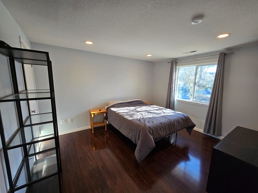 Master Bedroom
Comfortable Queen Bed