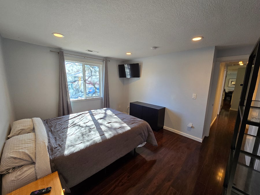 Master Bedroom
Roku Smart TV