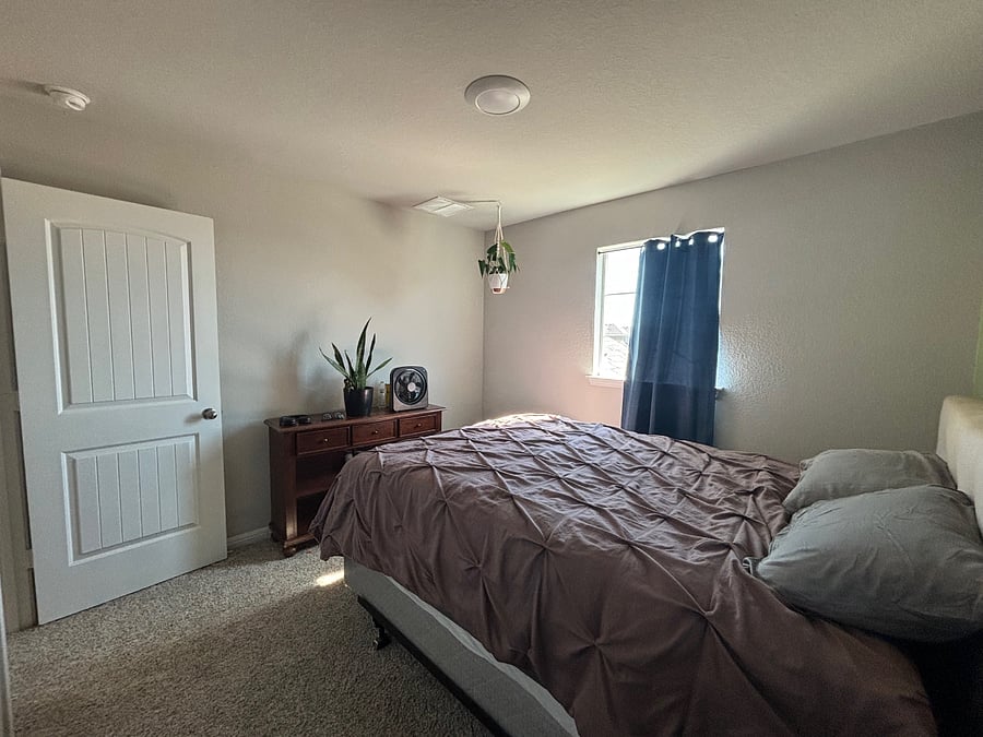 Bedroom. 10 x 10.5 ft. Queen Bed. Small chest of drawers and shelves. Closet.