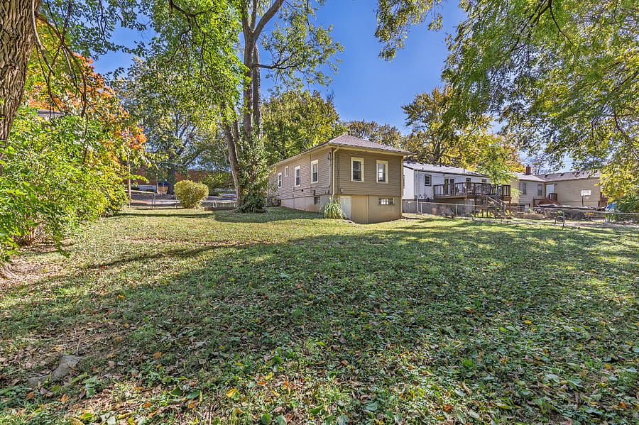 Spacious fenced in backyard Cozy