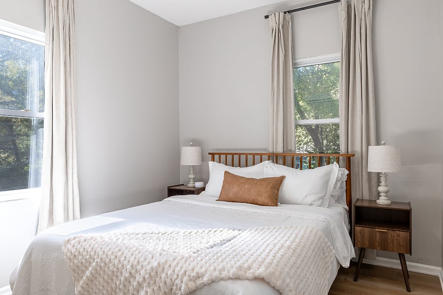Memory foam mattress, hotel quality pillows and sheets