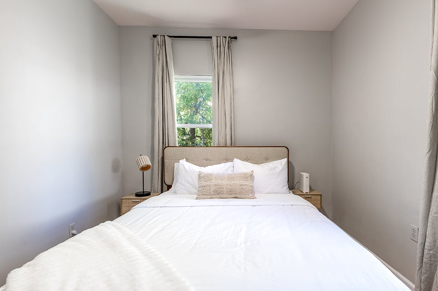 Memory foam mattress, hotel quality pillows and sheets