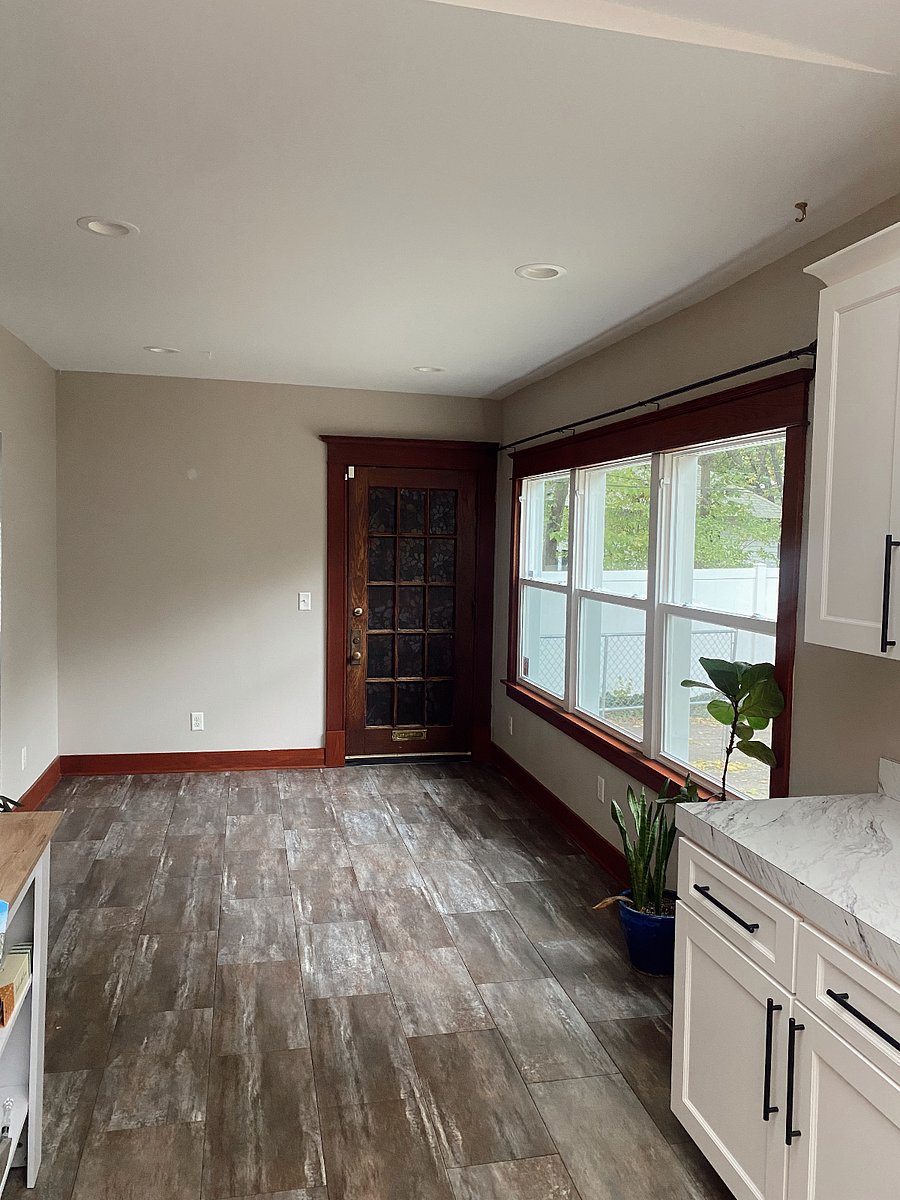 Unfinished breakfast nook or entryway area