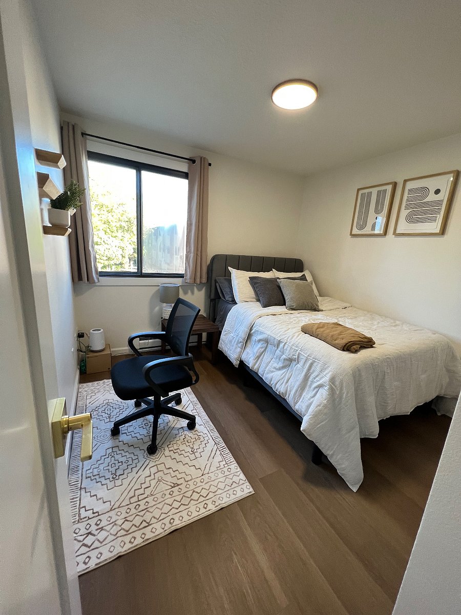 A desk has been added to this room :)